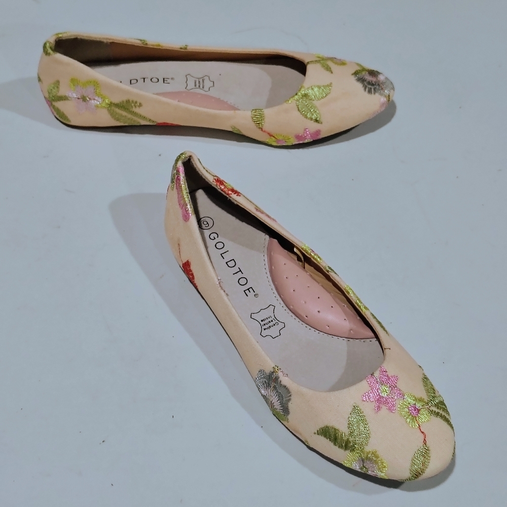 Gold Toe Women's Floral Cream Flats Size 6M